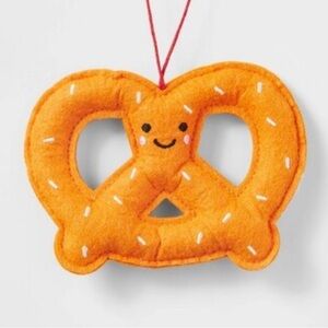 Pretzel Stuffed Felt Christmas Tree Ornament Nwt